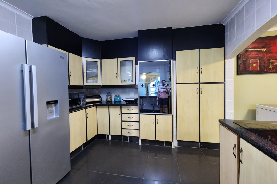 8 Bedroom Property for Sale in Wavecrest Eastern Cape
